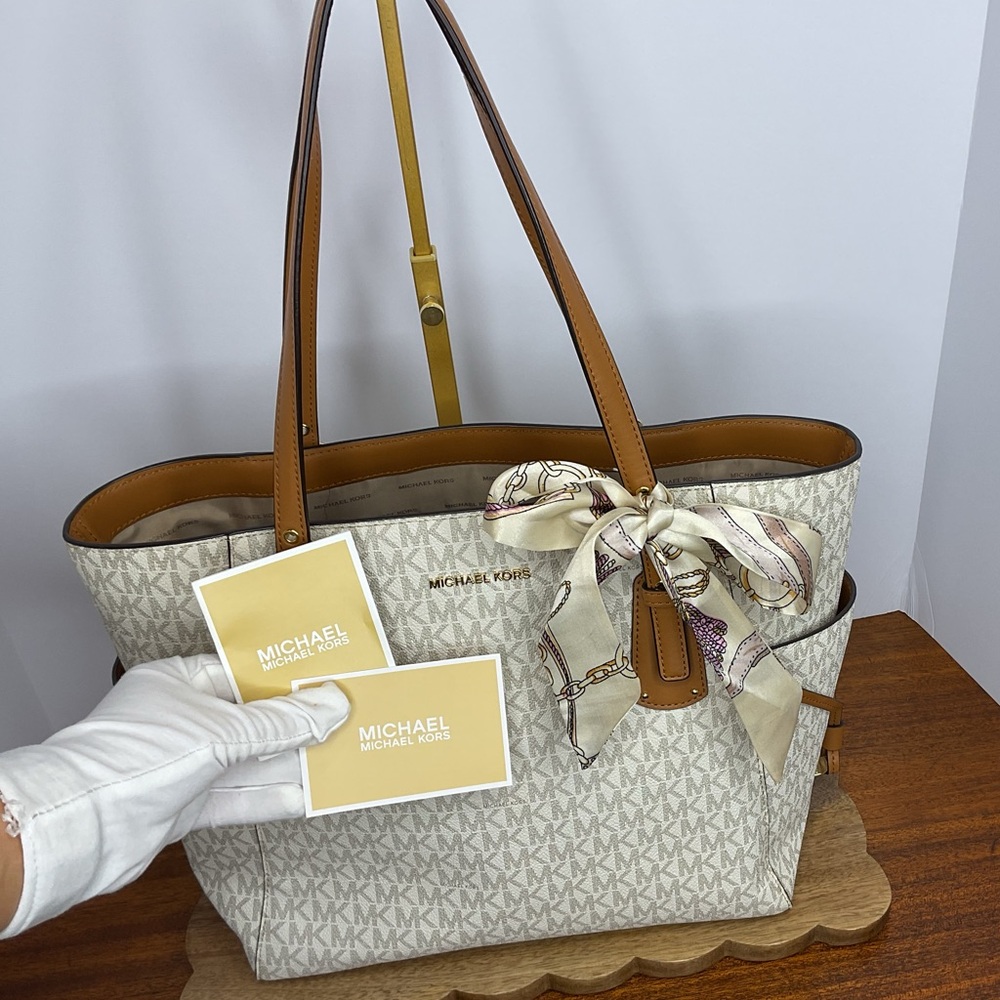 Michael Kors White/Brown Signature Coated Canvas Voyager Tote - Picture 2 of 9